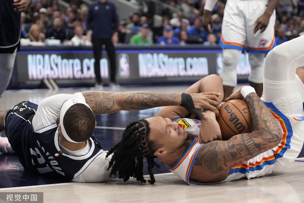 了聚光灯下 了聚光灯下